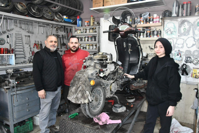 Melisa, Babasının İş Yerinde Motosiklet Tamiri Yapıyor