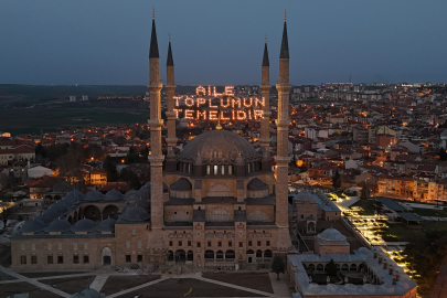 Selimiye Camisi'ne "Aile Toplumun Temelidir" Yazısı Asıldı