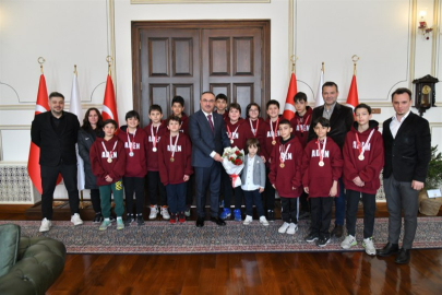 Vali Soytürk, Başarılı Sporcu Öğrencileri Makamında Kabul Etti